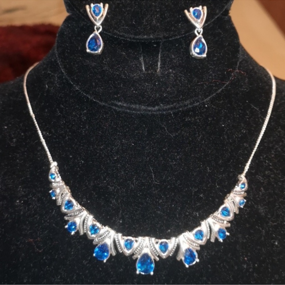 Avon brand beautiful silver tone blue set of earrings and necklace NWT in OB